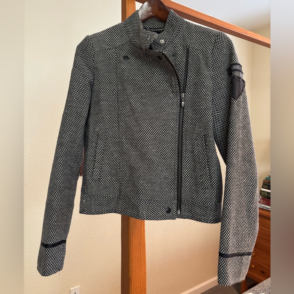 Vans brand cropped moto inspired jacket. Tiny houndstooth pattern, wool fabric.